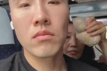 男生和媽媽一起旅遊記錄崩潰瞬間,網友吐槽:同一個世界同一個媽