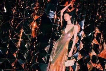 何穗的超模身材真占優,穿弔帶裙「顧前不顧後」,一般人沒這自信