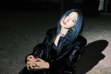 孟美岐太「硬」了，一身幻彩套裝出鏡不算啥，連裹胸都是皮質的