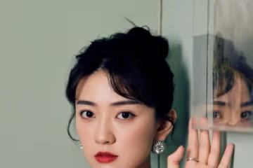 小香風穿出來就是有氣質,梁田這身套裝故意露一截腰,時髦又矜貴
