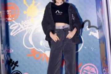 牛仔套裝怎麼穿才不平庸?宋茜內搭露腰裝場邊看秀,時髦又顯身材