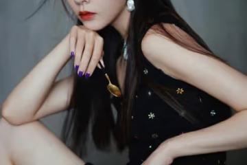 宋妍霏不愧是穿搭模板,穿小黑裙時髦又嬌媚,細長腿根本不用P