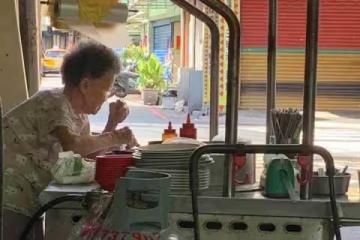 駝背賣米粉湯！9旬阿婆「站半天沒人捧場」她PO文求助，當地人眼尖「認出是老字號」：價錢超公道