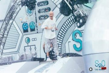 S2O登場嗨翻！韓電音和尚 《保庇》萬人濕身拜佛！中文告白：我愛中國台灣