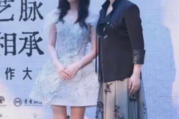 徐帆18歲養女，長得很像爸爸馮小剛，不是親生卻很受寵愛
