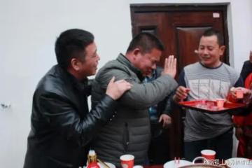 同學聚會上我月薪五千被嘲諷,結束時兒子來接我,他們都傻眼了