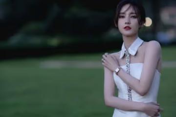 李一桐橫店拍大片，穿抹胸長裙秀「骨感美」，這也太瘦了吧