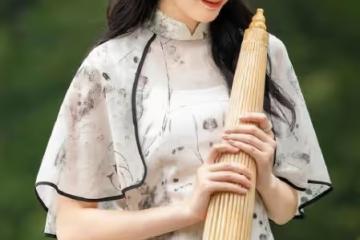 女團出身的傅菁，穿旗袍裙溫婉又恬靜，盡顯江南女子的古典美