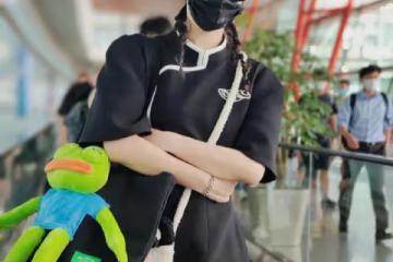 薇婭女團造型走機場，穿改良旗袍扎麻花辮，這身材不當明星可惜了