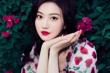 景甜不穿旗袍也驚艷,穿碎花裙打扮復古明艷,不愧是人間富貴花