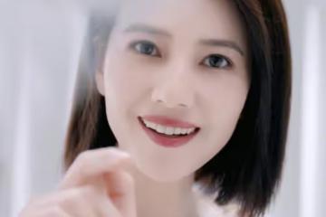 高圓圓罕見再露面,穿不規則弔帶裙秀迷人鎖骨,身材狀態雙在線