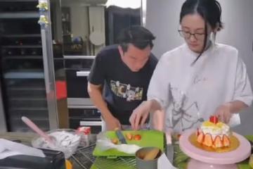 鄭愷為岳母慶生曝光家中內景,客廳一把椅子近6萬,4萬沙發隨意移
