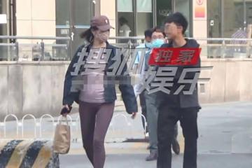 白百合素顏攜子出街,背超大奢侈品包很惹眼,被一旁兒子小心攙扶