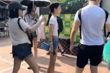 小S一家新加坡旅行，許雅鈞和小S曬夫妻合照，穿情侶鞋互動顯恩愛