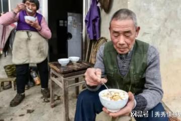 養子考上大學後,再也沒回來看過我們,昨天他突然回家跪在我面前