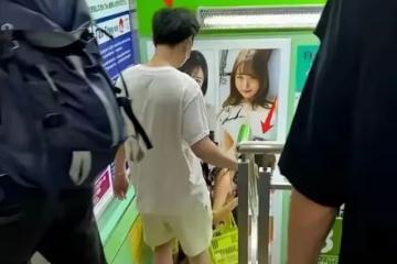 要榨乾21歲女友?王思聰回國後又被盯上？多次被拍到去成人用品店