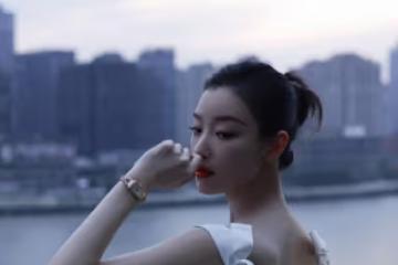 倪妮的身材太讓人「饞」，一襲小白裙穿出骨感美，凹凸曲線迷人
