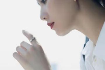 劉詩詩當媽後氣質更出眾，襯衫疊穿出鏡蠻腰真細，配喇叭褲氣場足