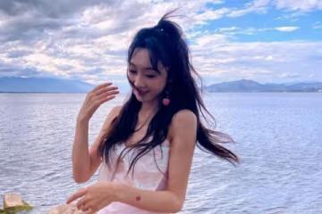 宣璐的打扮真不像30歲,一襲弔帶裙穿出「骨感美」,甜美似鄰家女