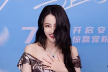 熱巴再現「捂胸手」，穿一字領長裙還開高叉，這身材太讓人酸
