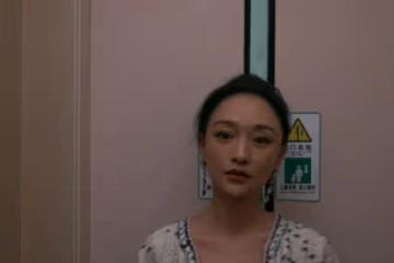 周迅真是瘦過頭了，短款疊穿legging腿細得像筷子，真看不出46歲