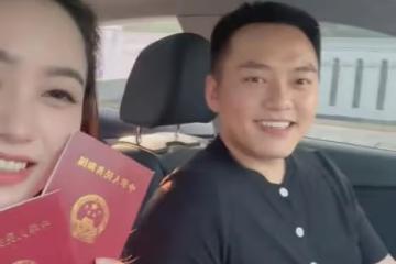女生潛伏5年拿下閨蜜哥哥,高舉結婚證呲大牙傻樂,後排閨蜜亮了