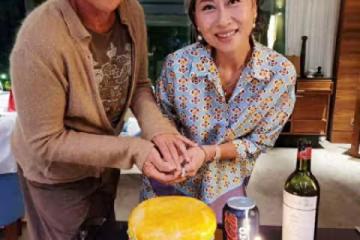 62歲葉蒨文再登雜誌封面！深V裙肚兜裝大秀身材，無懼皺紋和白髮