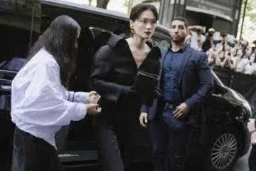 李宇春現身巴黎時裝周看秀，40歲穿一身黑難掩老態，但氣場仍霸氣