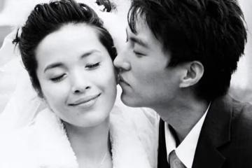 看了46歲李佳,才知靳東多疼老婆!倆娃媽卻有姐姐臉,被寵太幸福
