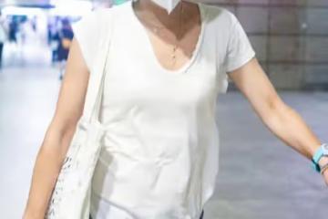 馬伊琍帶倆女兒走機場,倆女兒審美全隨媽,穿爛大街單品像家居服