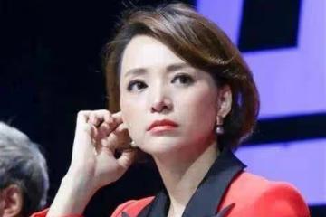 50 歲董卿上海義賣會素顏現身清瘦依舊氣質不凡樸素遮陽帽難掩風