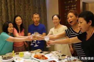 同學聚會,我工資7000被大家嘲諷,結束時兒子接我,他們都傻眼了