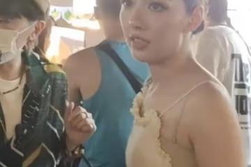 曼谷偶遇郭碧婷，穿白裙扎大光明丸子頭，開心與粉絲一起合影