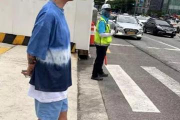 具俊曄首爾街頭等公交，潮裝打扮變胖了，像退休的老大爺
