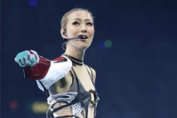 難怪許志安要偷吃!鄭秀文演唱會16個造型,穿著暴露身材幹癟沒看頭