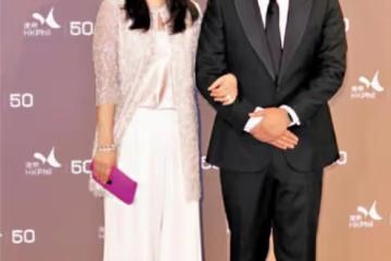 同樣是豪門名媛，42歲郭晶晶和33歲何超盈同框，差別一目了然
