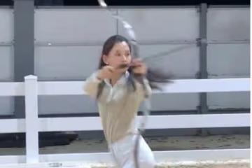 章子怡確實沒她會撅屁股!森林北再曬射箭視頻,故意撅屁股大秀身材