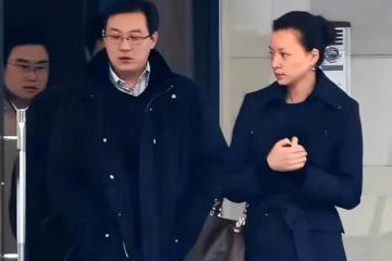 曾經的央視一姐董卿與老公罕見合體,緊挽盡顯小鳥依人