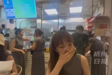 女子花5000元買衣服，吃飯時發現撞衫餐廳工作服，網友：尷尬了吧