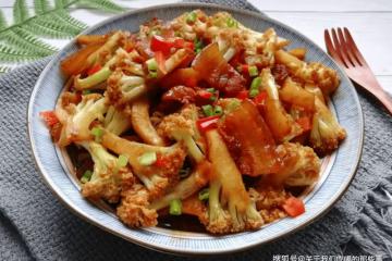 炒花菜，直接炒還是先焯水？都不對，教您正確做法，出鍋又香又脆