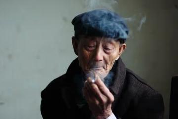 閨女遠嫁,父親一分彩禮沒收,探望時看到一個身影,父親愣那了