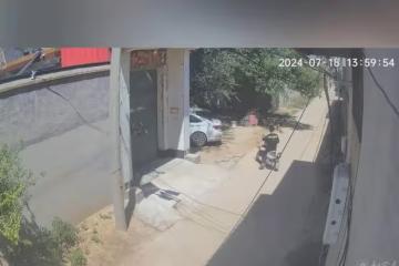 男孩下班回家看到姑姑的車，知道姑姑回來，掉頭回去買了一大堆菜