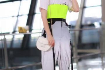 戚薇又出新花樣,把螢光綠束胸穿在T恤外,結果卻意外的很fashion