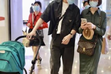 姜潮攜媽媽走機場，媽媽一身墨綠襯衫裙優雅知性，比姜潮還搶鏡