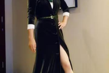 劉曉慶年齡越大穿得越"嫩"，開叉禮服裙秀身材，美得霸氣又自信