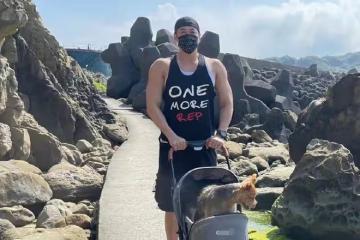 46歲何潤東帶妻子出遊，渾身肌肉快比山壯，推兩千塊嬰兒車讓狗坐