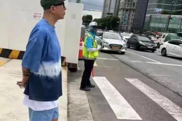 大S太重口!難怪張蘭說具俊曄有老人味,街頭遛彎像大爺,大S好能忍