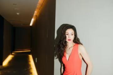 被李若彤的身材折服!穿深V長裙全身零贅肉,大卷髮紅唇太撩人