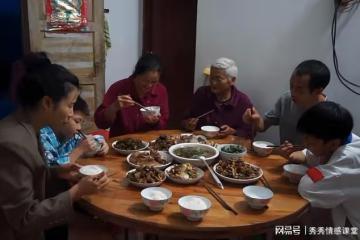 女子高考的成績不理想，父母讓她給家裡喂豬：考不上就養豬吧！
