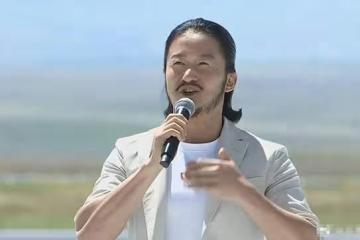 吳京亮相穿緊身褲扎小揪揪，他終於活成了自己最討厭的樣子